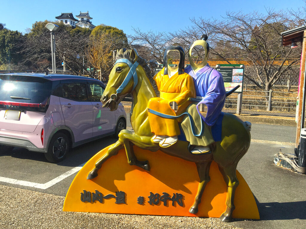 山内一豊とお千代の顔はめパネル（半立体）