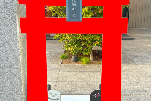 鳥居から顔を出す狛犬とモグラのフレーム