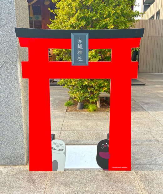 鳥居から顔を出す狛犬とモグラのフレーム